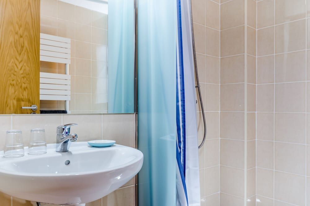 Apartamentos Prat de les Molleres - Bathroom sink - 1