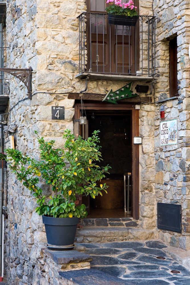 Hostal Cisco de Sans - Property entrance