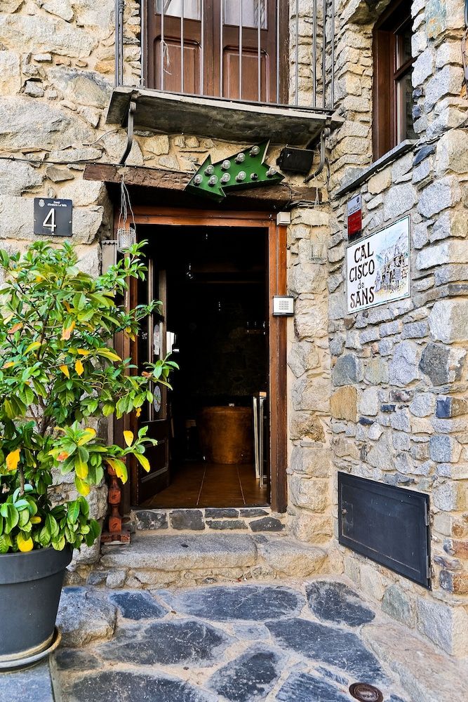 Hostal Cisco de Sans - Property entrance - 3