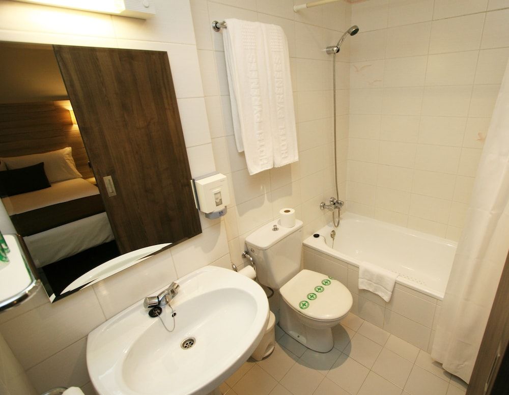 Hotel Pyrénées - Bathroom - 1