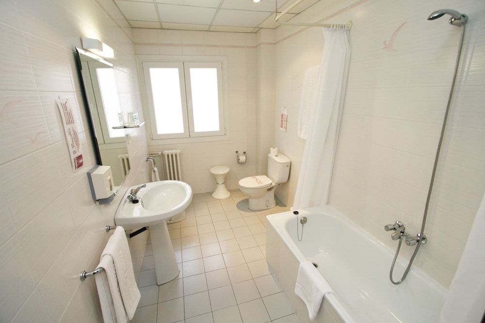 Hotel Pyrénées - Bathroom - 2