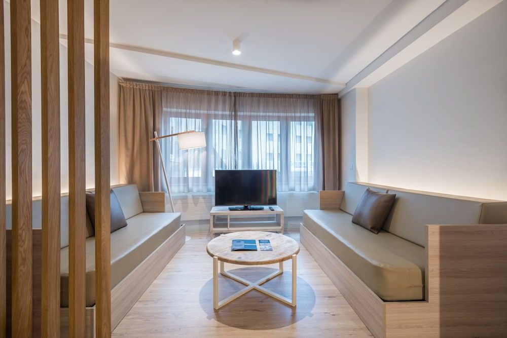 Hotel & Aparthotel Cosmos - Room - 4
