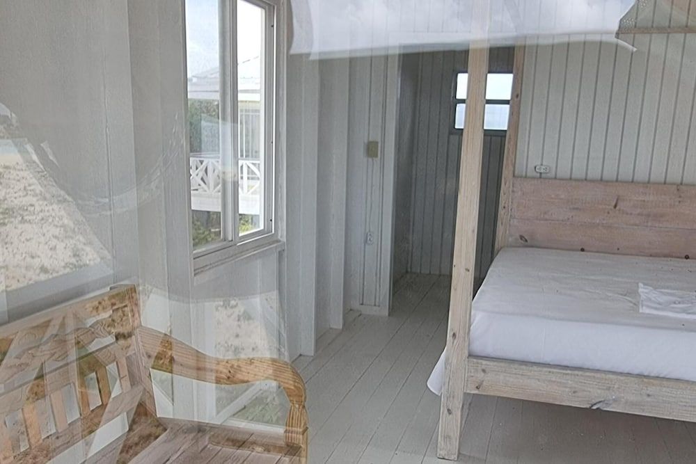 Charming 1-bed Cottage in Codrington - Room - 3