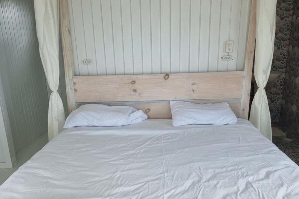 Charming 1-bed Cottage in Codrington - Room - 2