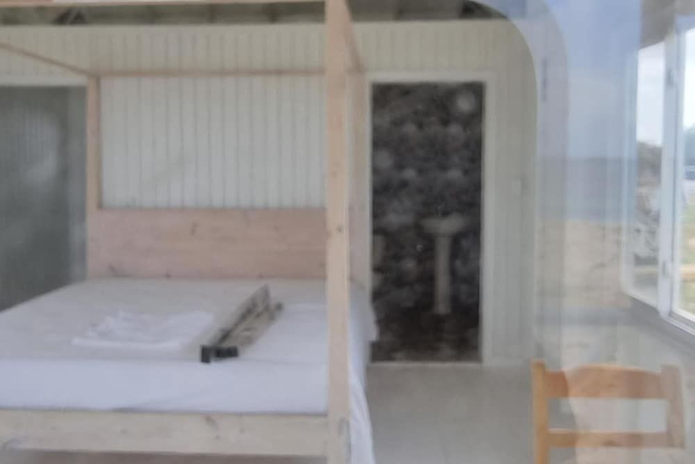 Charming 1-bed Cottage in Codrington - Room - 4