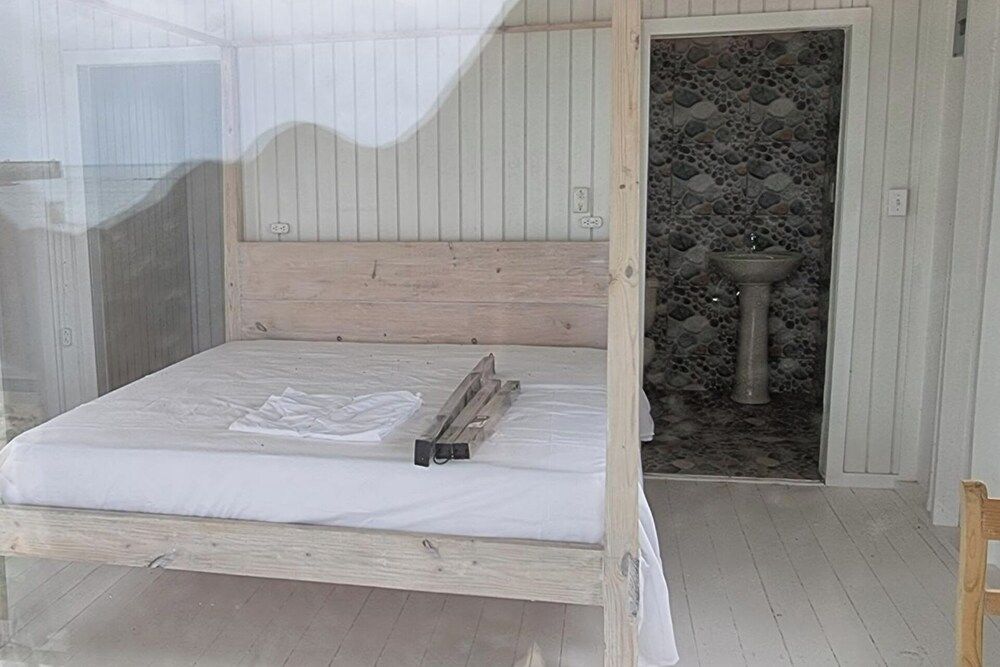 Harrys Cottages Cottage 5 Right on the Pink Sand - Room