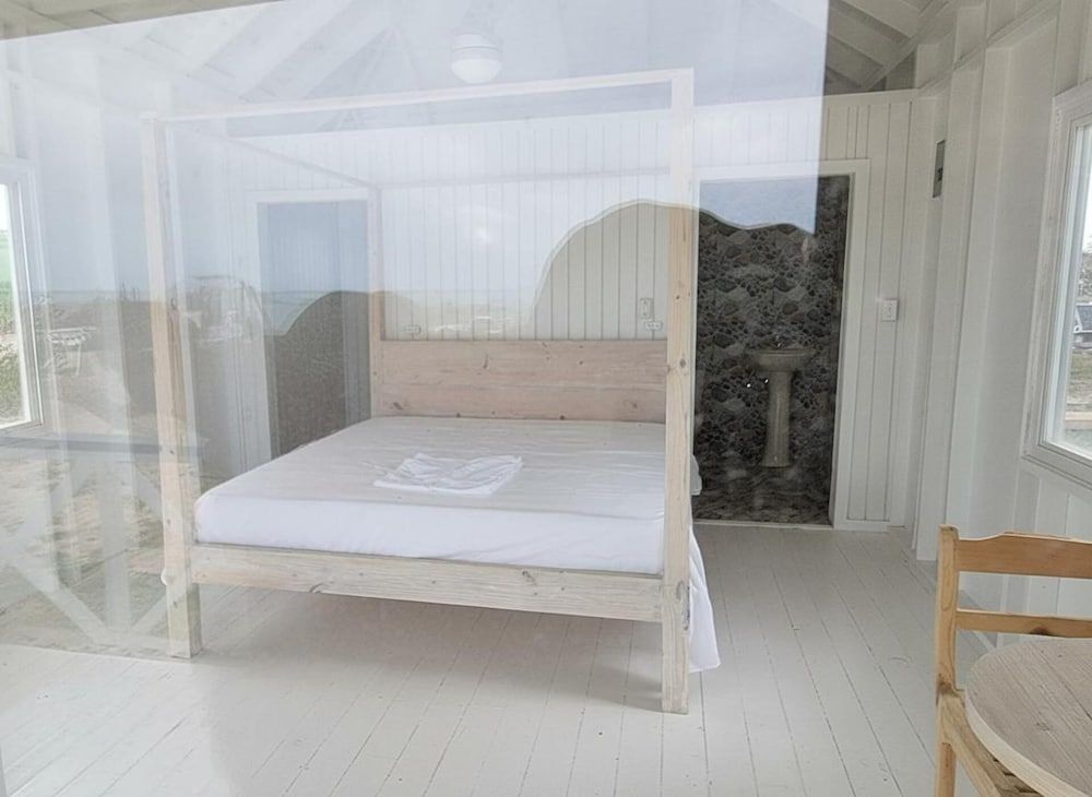 Harrys Cottages Cottage 5 Right on the Pink Sand - Room - 1