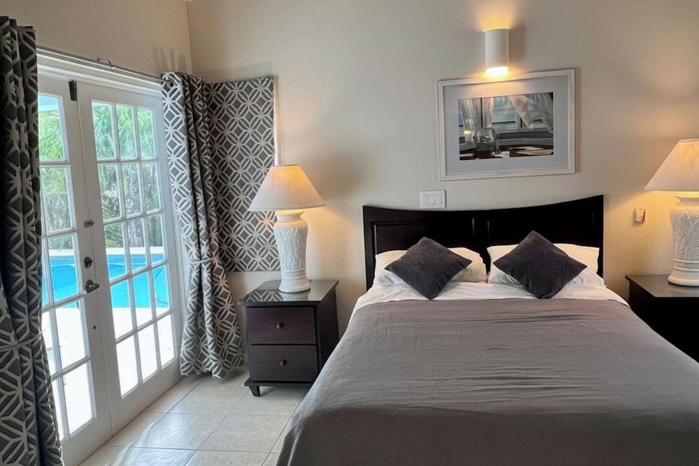 Luxury Villa-sleeps 6-private Pool - Room - 2