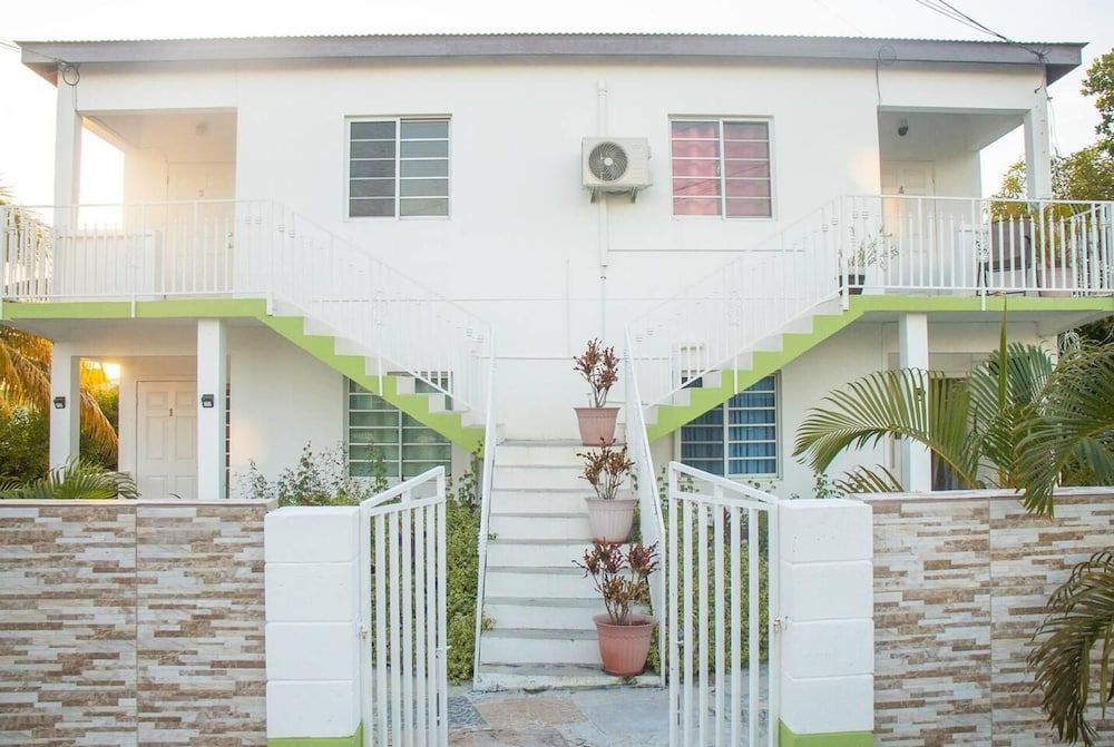 Lovely 2 Bedroom Apt 4 Warm, Cosy, Comfortable - Exterior - 1