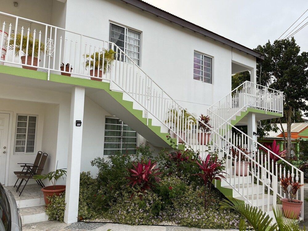 Amazing 2 Bedroom apt 1 Warm, Cosy, Comfortable - Exterior - 1