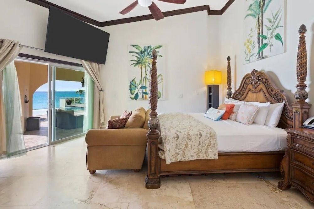 Beachfront Bliss: Private Retreat With Spectacular Views - Room - 1