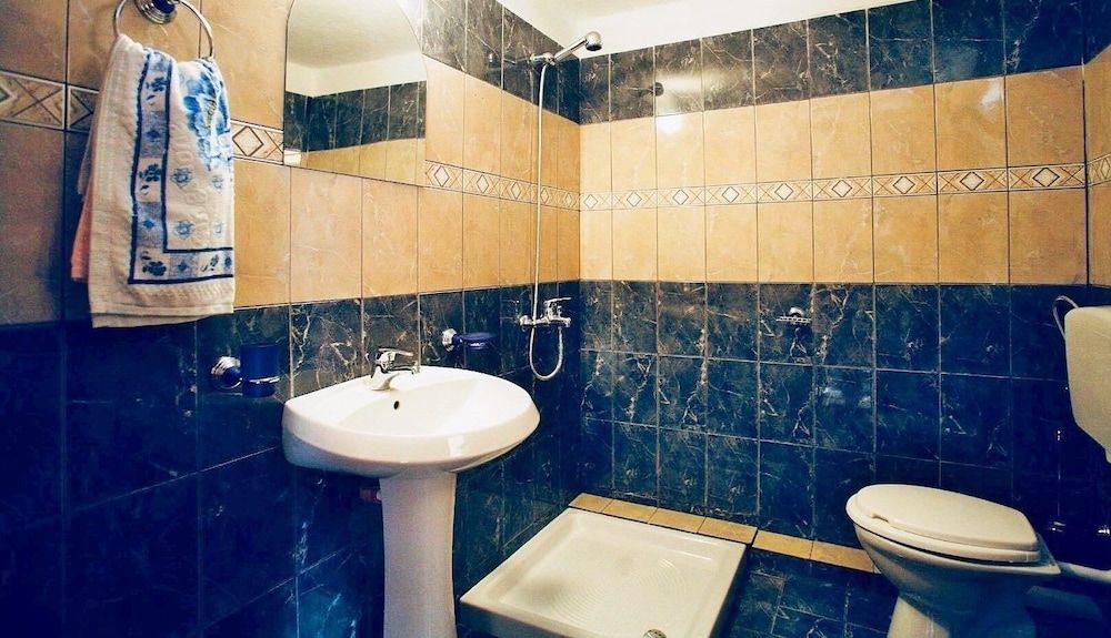 Gold Guest House & Bar - Bathroom - 4