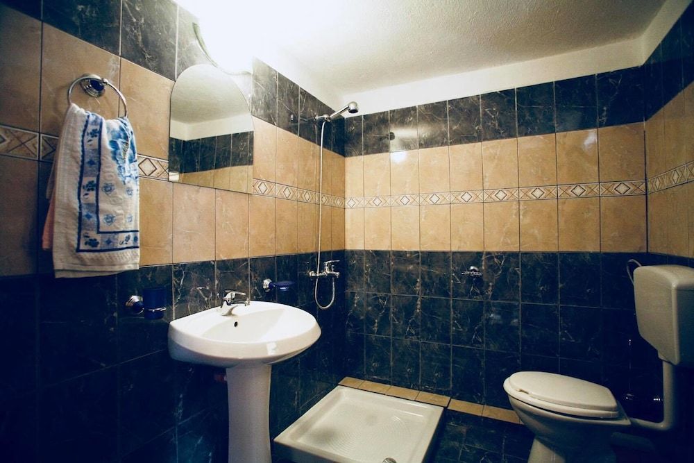 Gold Guest House & Bar - Bathroom - 3