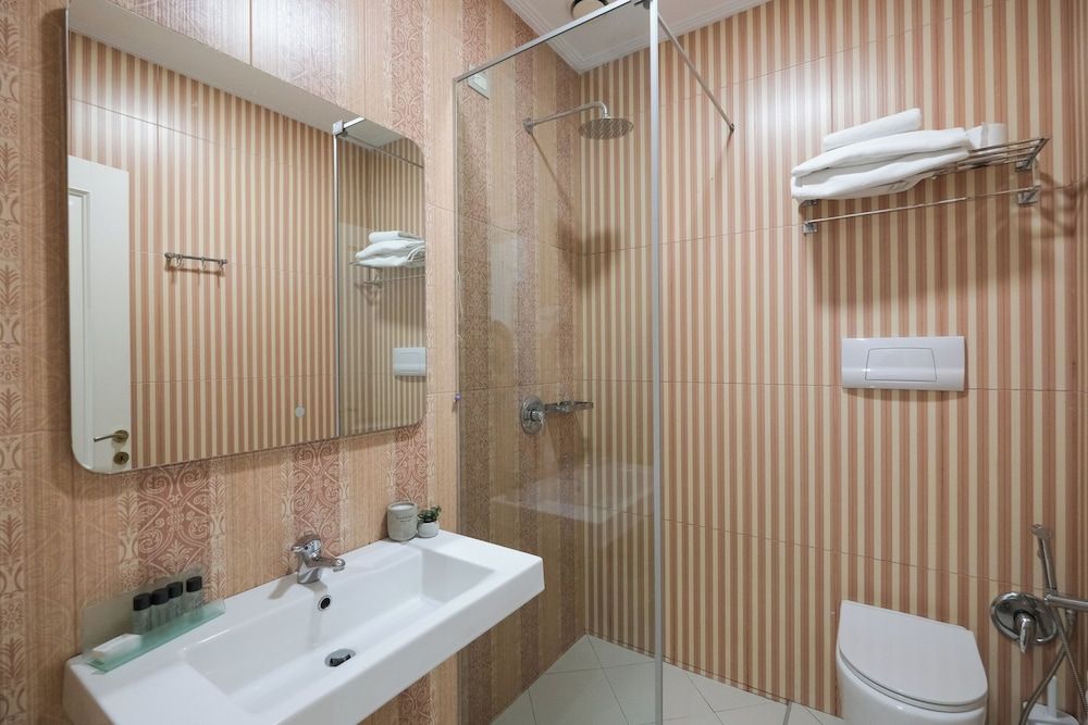 Golden City Hotel, Tirana - Bathroom - 1
