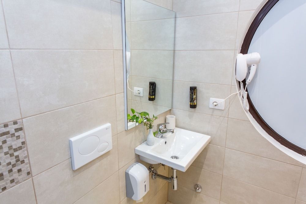 Hotel Baron - Bathroom - 2