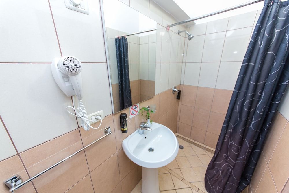 Hotel Baron - Bathroom - 3