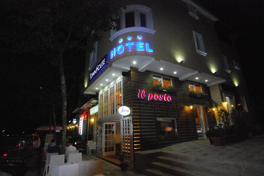 Hotel Town House - Exterior - 4