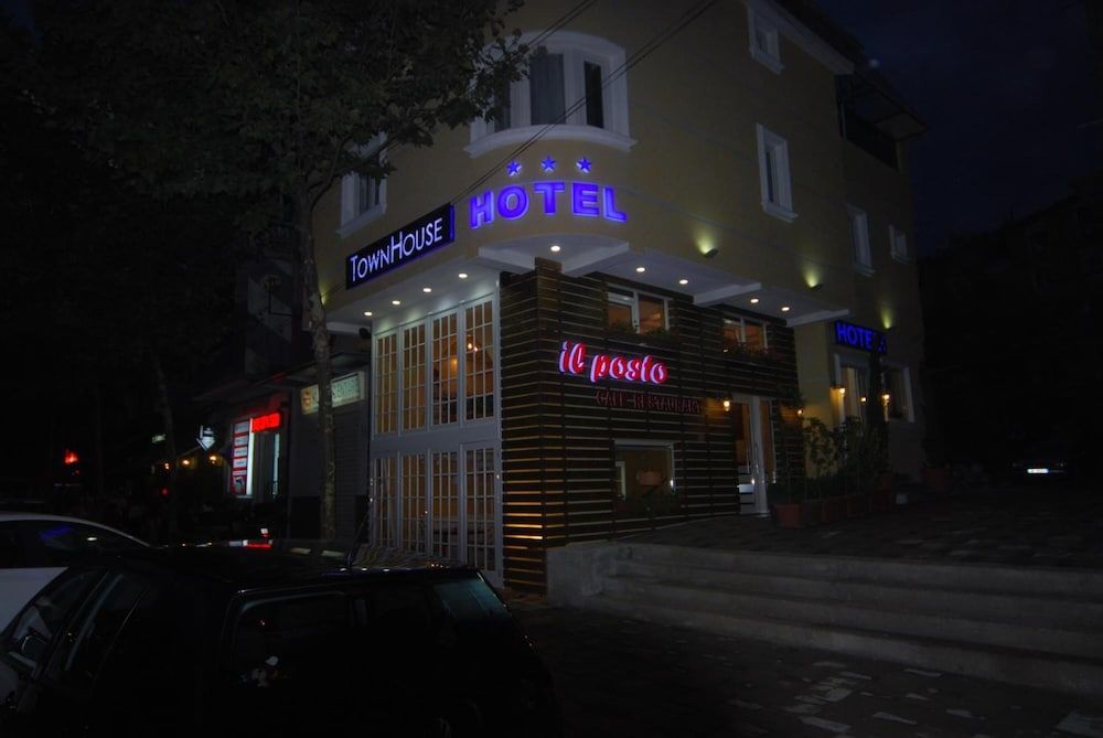 Hotel Town House - Exterior - 2