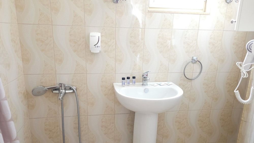 Friends House - Borsh Hotel - Bathroom - 3