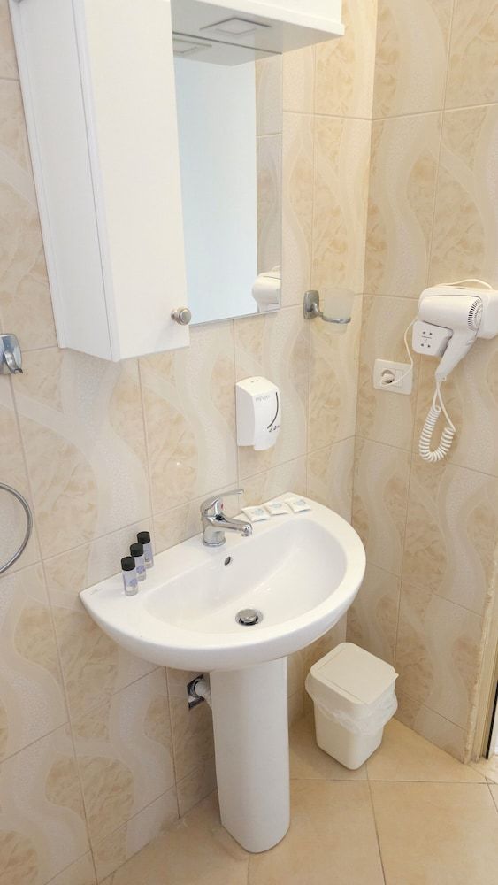 Friends House - Borsh Hotel - Bathroom - 1