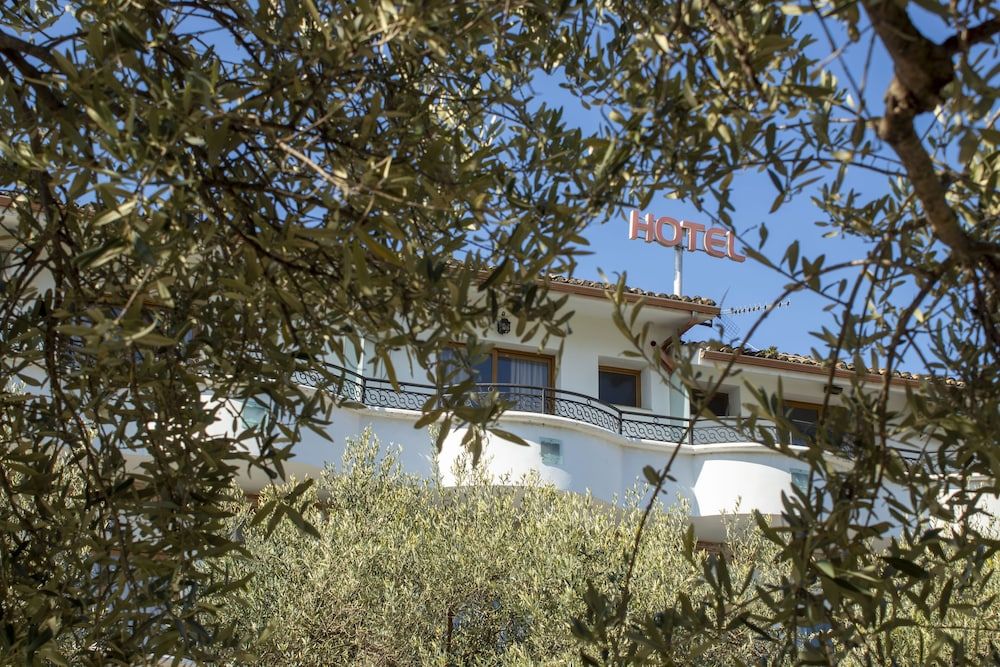 Oasis Hotel - Exterior - 1