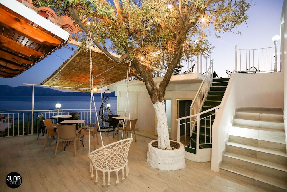 Skyhill Boutique Hotel - Terrace/patio - 3