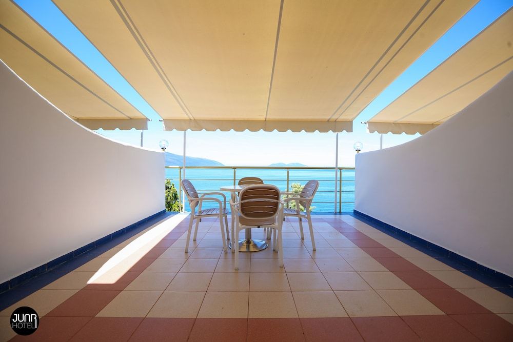 Skyhill Boutique Hotel - Terrace/patio - 2