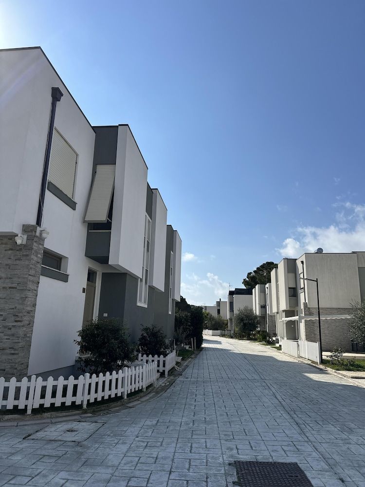 Lovely 2-bed Apartment in Gjiri i Lalzit - Exterior - 1