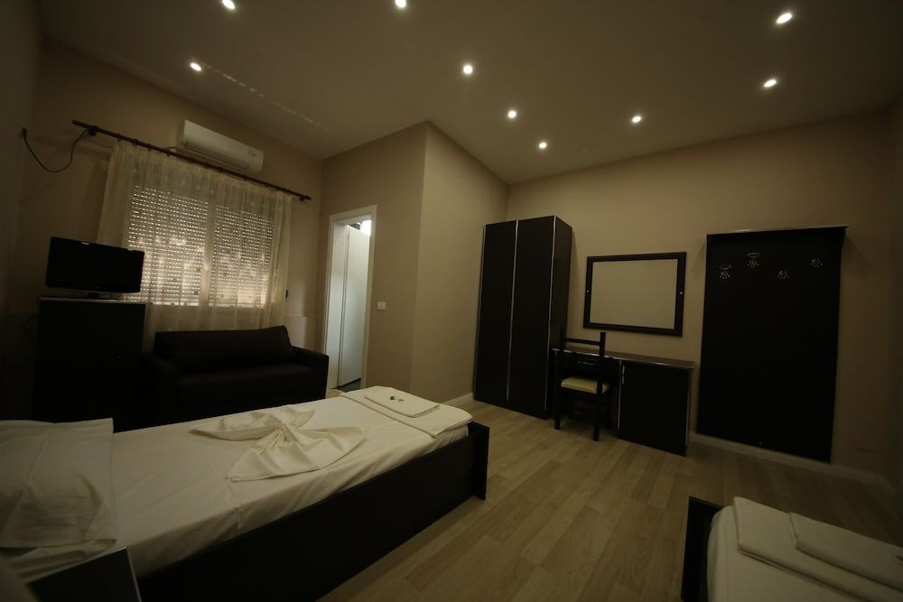 Hotel Holiday - Room - 4