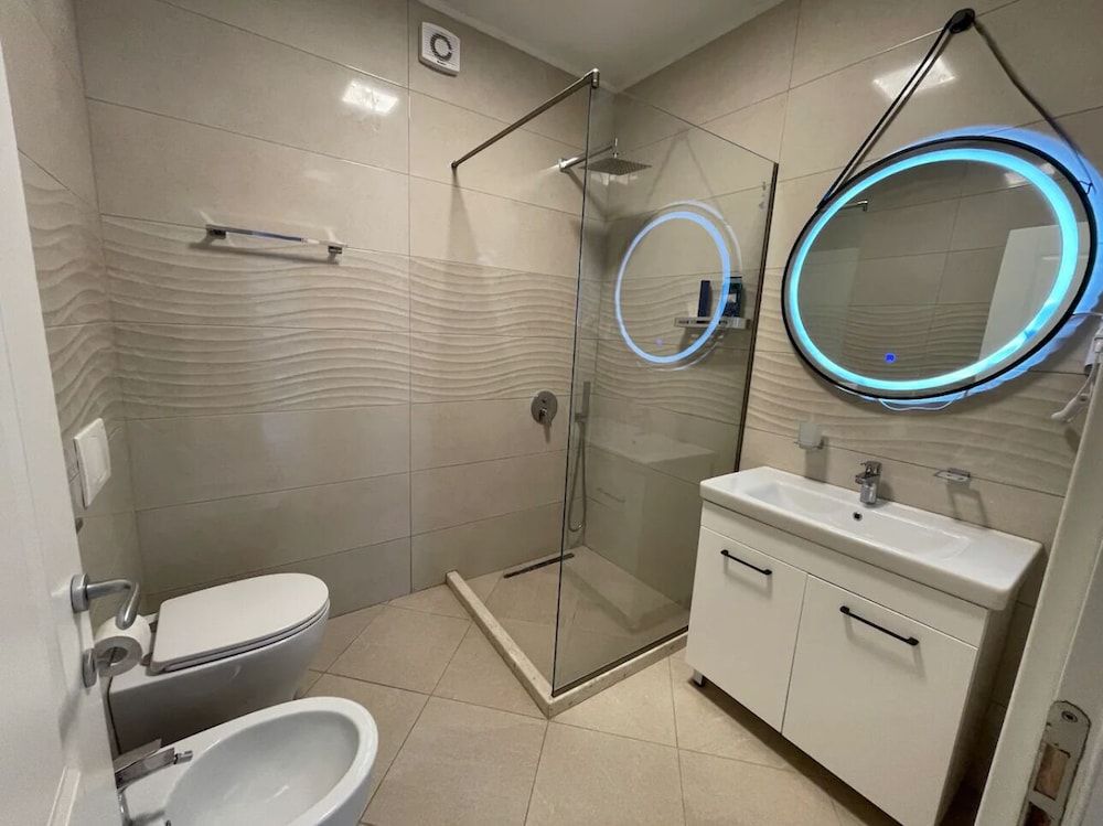Brand New City Center Apartment - Bathroom - 3