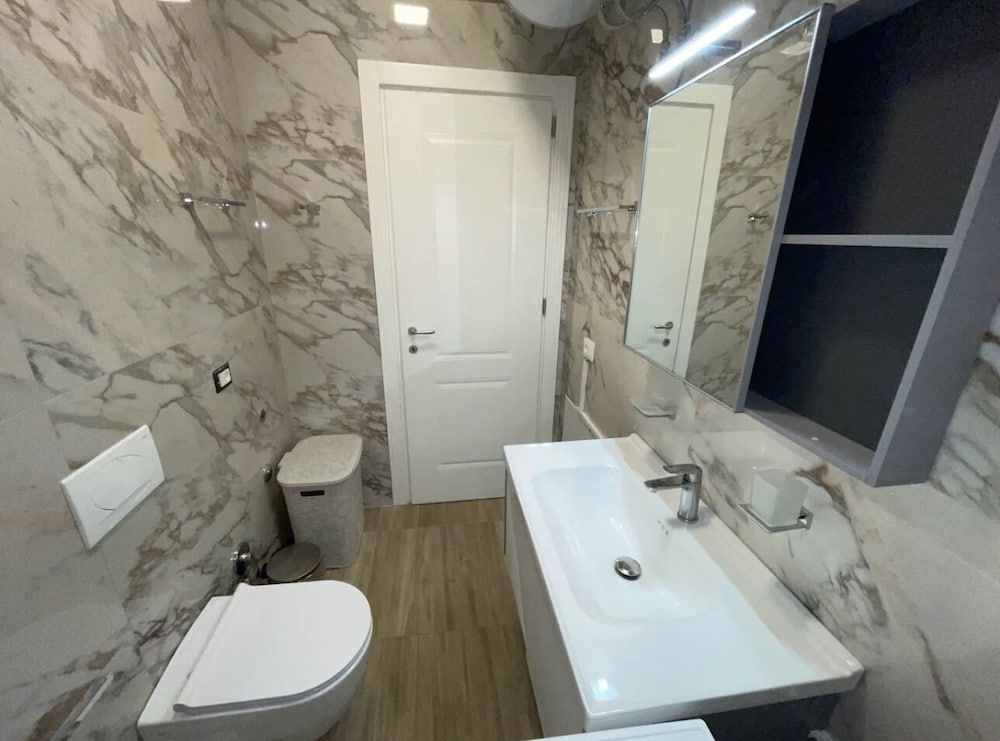 Brand New City Center Apartment - Bathroom - 4