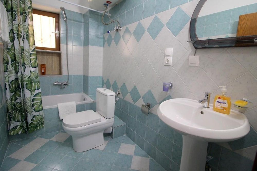 Stunning Sea View 1-bed Apartment in Sarande - Bathroom - 4
