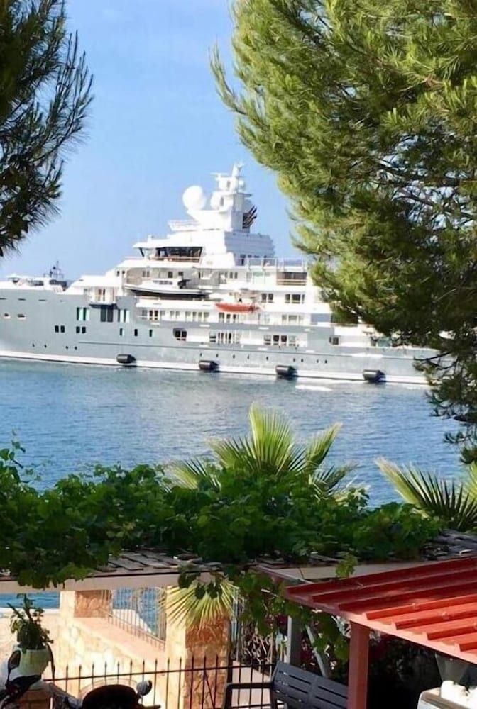 Kalemi's Beachside Hotel - Property grounds - 1