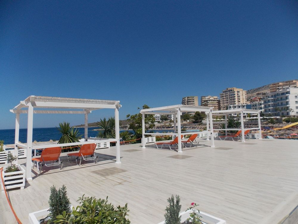 Sunset Suites - Sundeck - 1