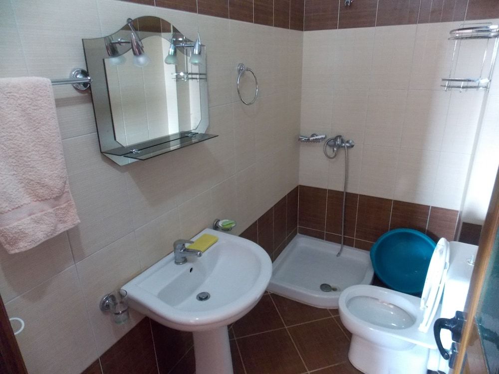 Yellow City Apartments - Bathroom - 3