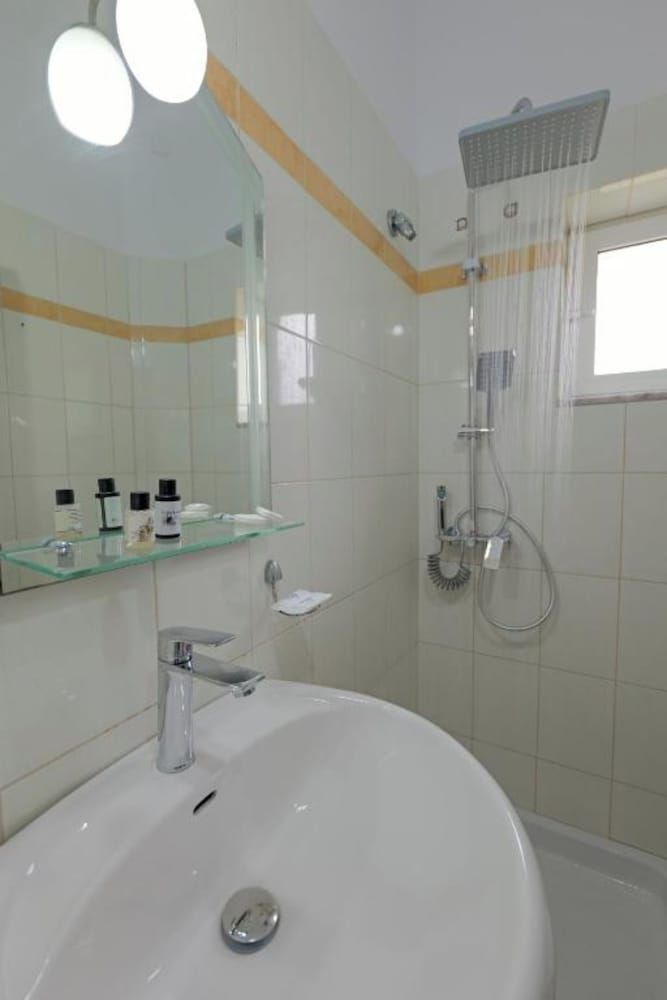 Hotel Holiday - Bathroom