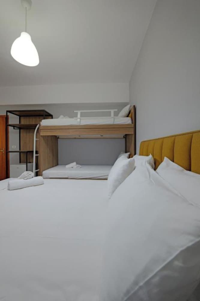 Hotel Holiday - Room - 2