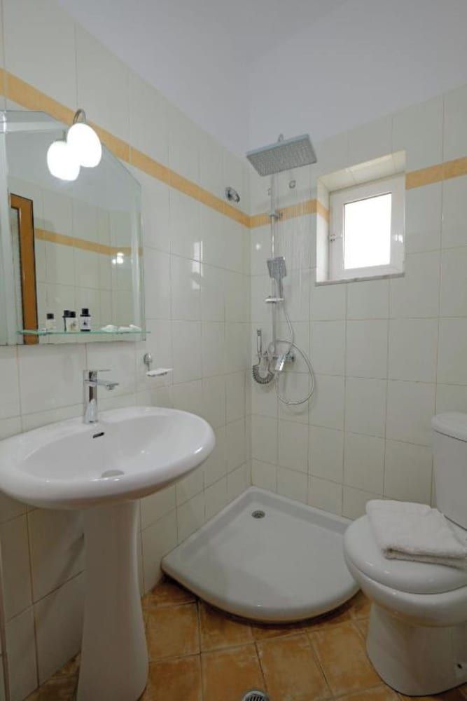 Hotel Holiday - Bathroom - 1