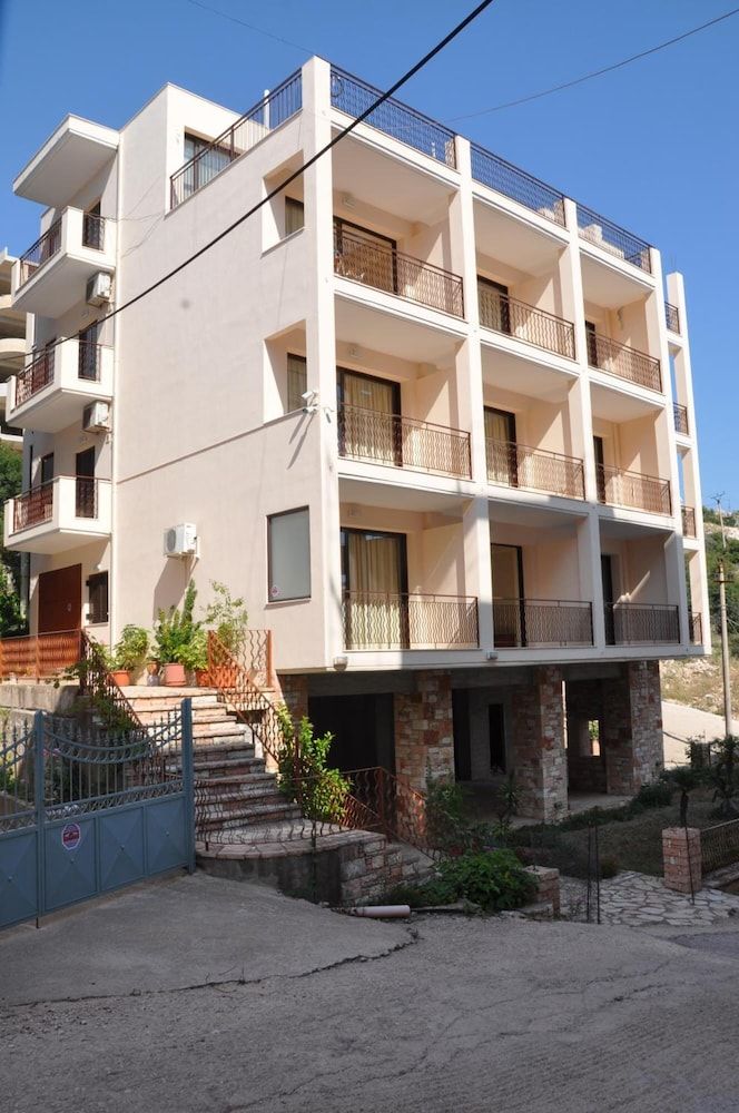 Nikos Hotel and Apartments - Exterior