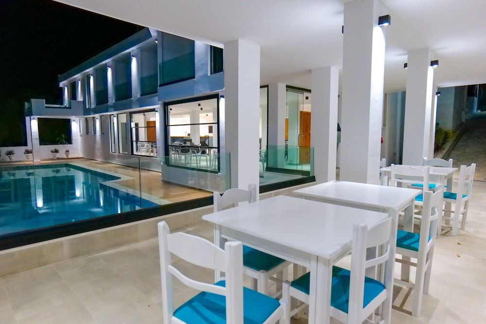 Hotel Emblem - Exterior - 4