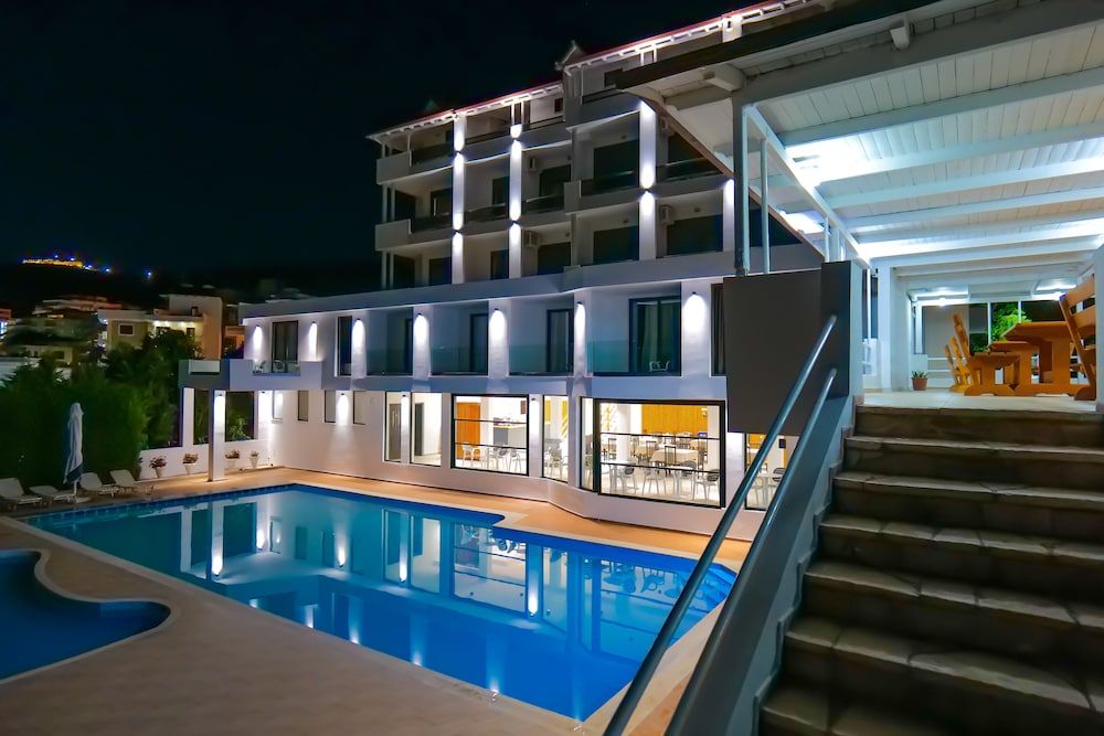 Hotel Emblem - Exterior - 2