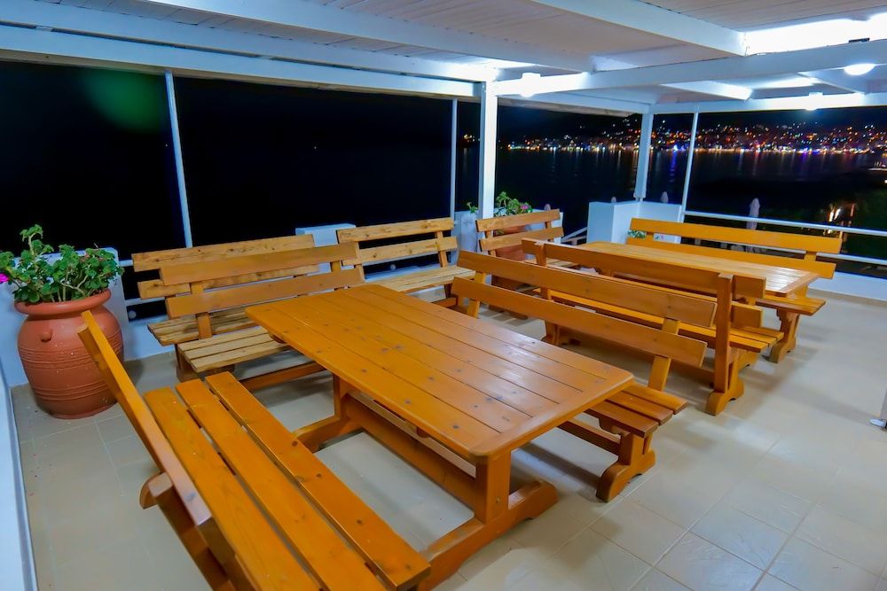 Hotel Emblem - Exterior - 1