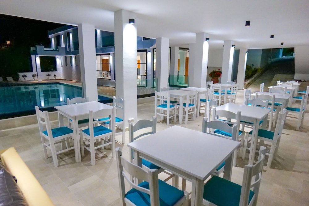 Hotel Emblem - Exterior - 3