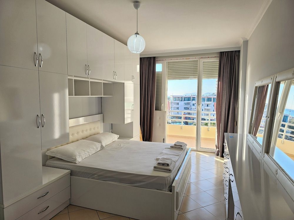 Sea View 1-bed Apartment in Vlore - Room - 1