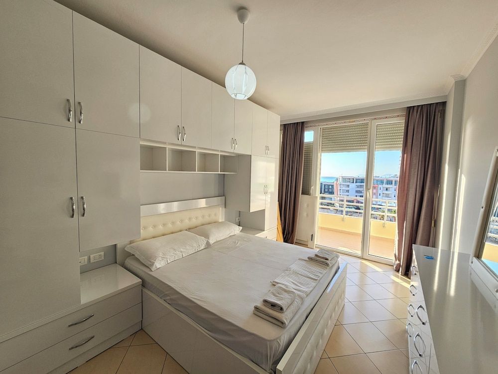 Sea View 1-bed Apartment in Vlore - Room - 3