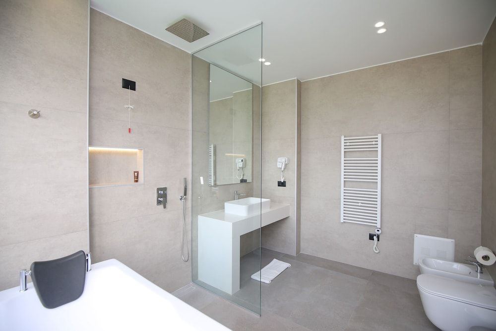 Charm Hotel - Bathroom