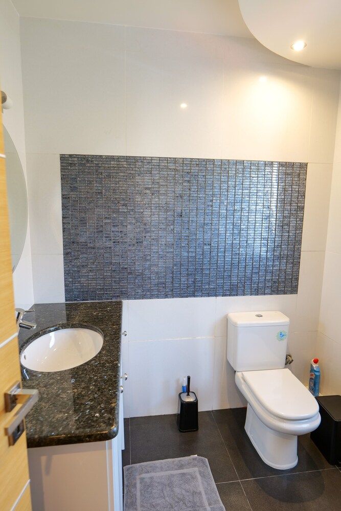 Royal 1967 - Bathroom - 1