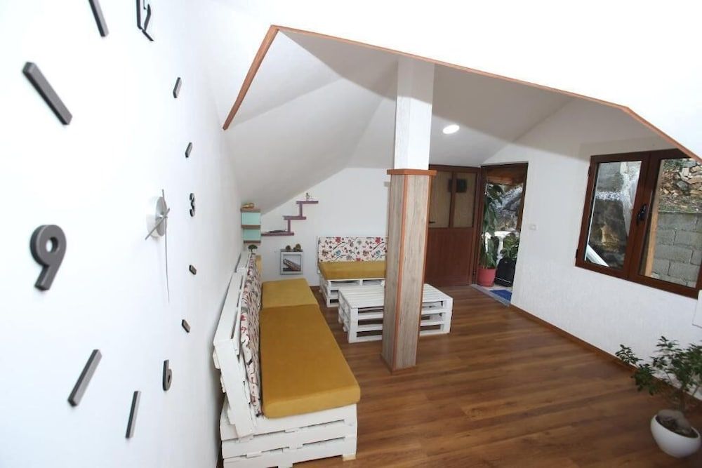 Guest House Himaj - Interior - 1