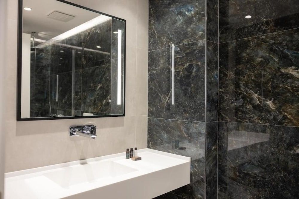 Lans Hotel - Bathroom - 1