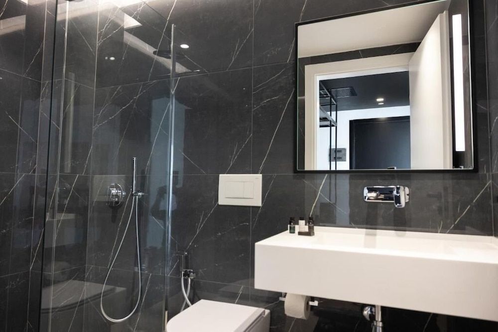 Lans Hotel - Bathroom